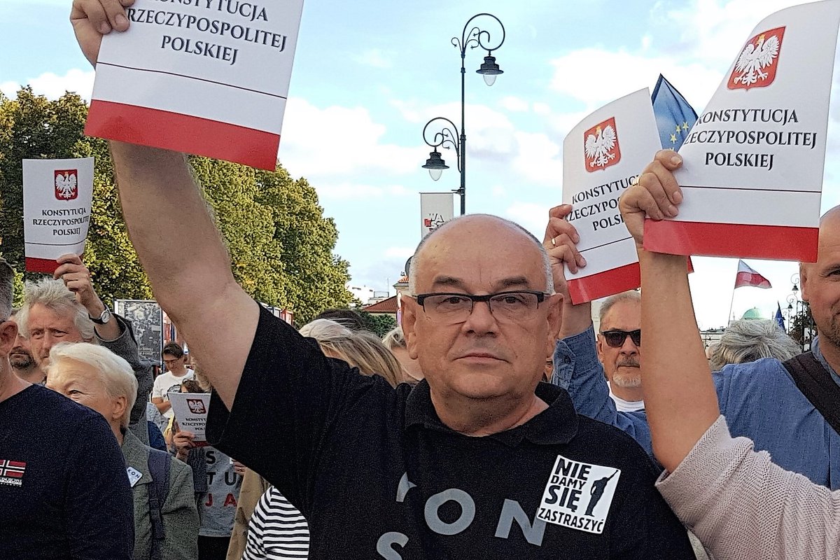 amazgula's tweet photo. Kto nie chce odważnie i zdecydowanie bronić naszej Konstytucji, europejskich wartości demokratycznych i bezpieczeństwa, a współpracuje z antypolskimi nacjonalistami: Nawrockim, PiS-em i Konfederacją, kto ze strachu kłania się im, ustępując z drogi, pozwala na ich bezkarność i agresję, ten już jest ich niewolnikiem albo współsprawcą dzielenia, okradania, ogłupiania i kompromitowania narodu.

Adam Mazguła 

#PrawdąPOoczach #TarczaWolnościSłowa #Odpowiedzialność #BronimyKonstytucji #ŻołnierzGorszegoSortu