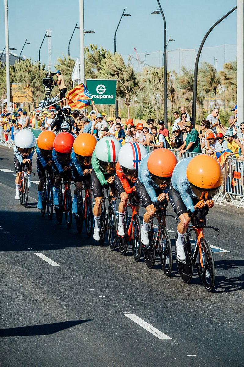 OnlyMem3s's tweet photo. @NetcompanyINEOS @therussellellis Hell of a ride but u shoulda spent that Netcompany $ on bigger helmets @GeraintThomas86 https://t.co/7I0t186J23