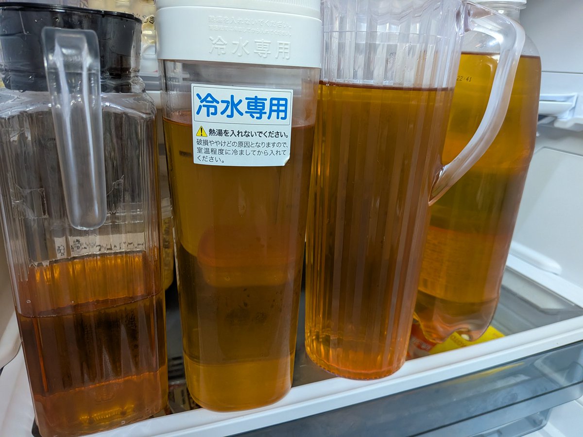 meorist's tweet photo. 梅シロップが大量(ボトルがバラバラすぎるけどA型w) https://t.co/JKiGDiVU6o