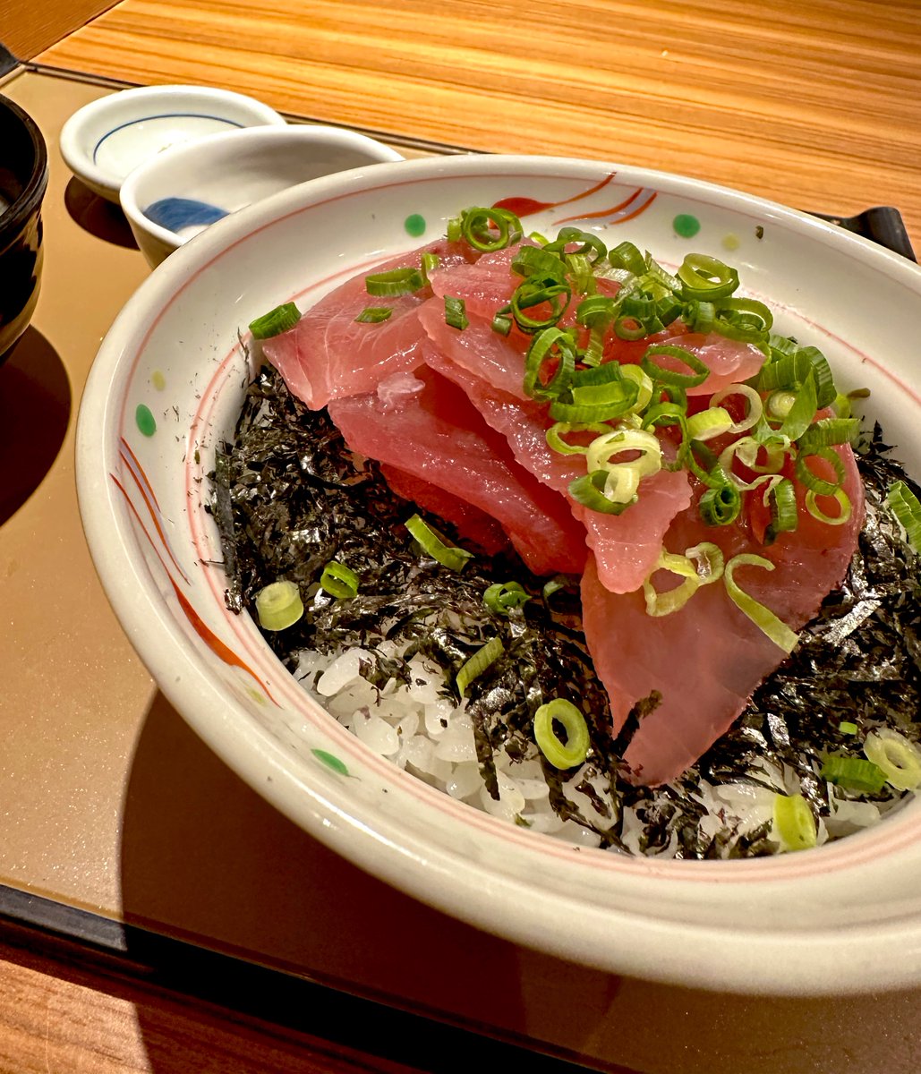 shelling_ford01's tweet photo. 恒例となりつつある帰宅途中の朝ごはん https://t.co/0dD5Y3MSnU