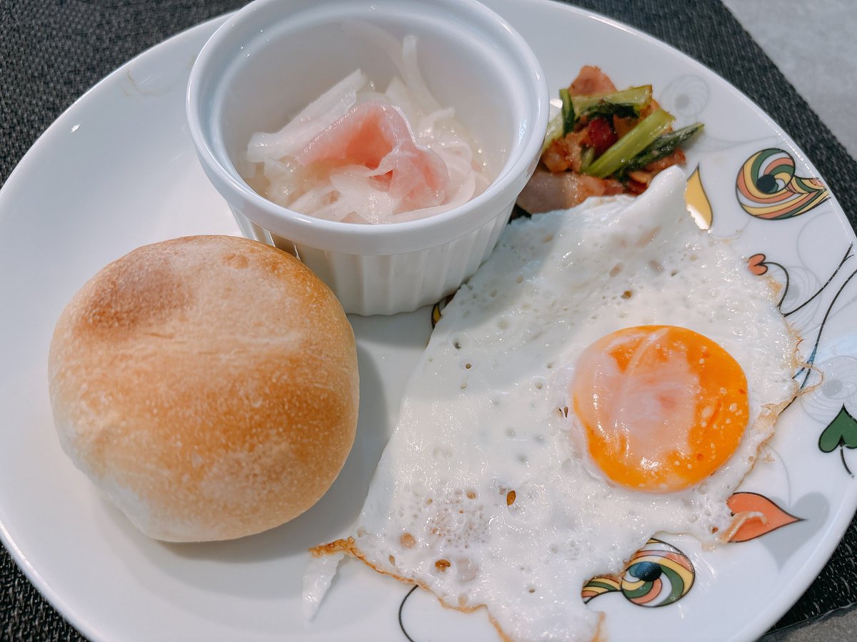uranonno's tweet photo. おはようございます☔️

今日の朝ごはん🥖

昨日のハッシュタグ間違えてた〜
おうちごはんじゃないのにおうちごはんて書いてた…😇

#朝ごはん #おうちごはん https://t.co/t7EJUkjv8S