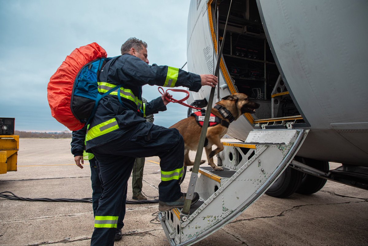 AFE_Arg's tweet photo. Desde la Base Aérea de El Palomar partieron las brigadas USAR argentinas rumbo a Venezuela para relevar a los equipos desplegados y dar continuidad a las tareas de búsqueda y rescate en las zonas afectadas.

Con profesionalismo y compromiso, nuestros rescatistas representan a la Argentina trabajando de manera coordinada con equipos de distintos países.