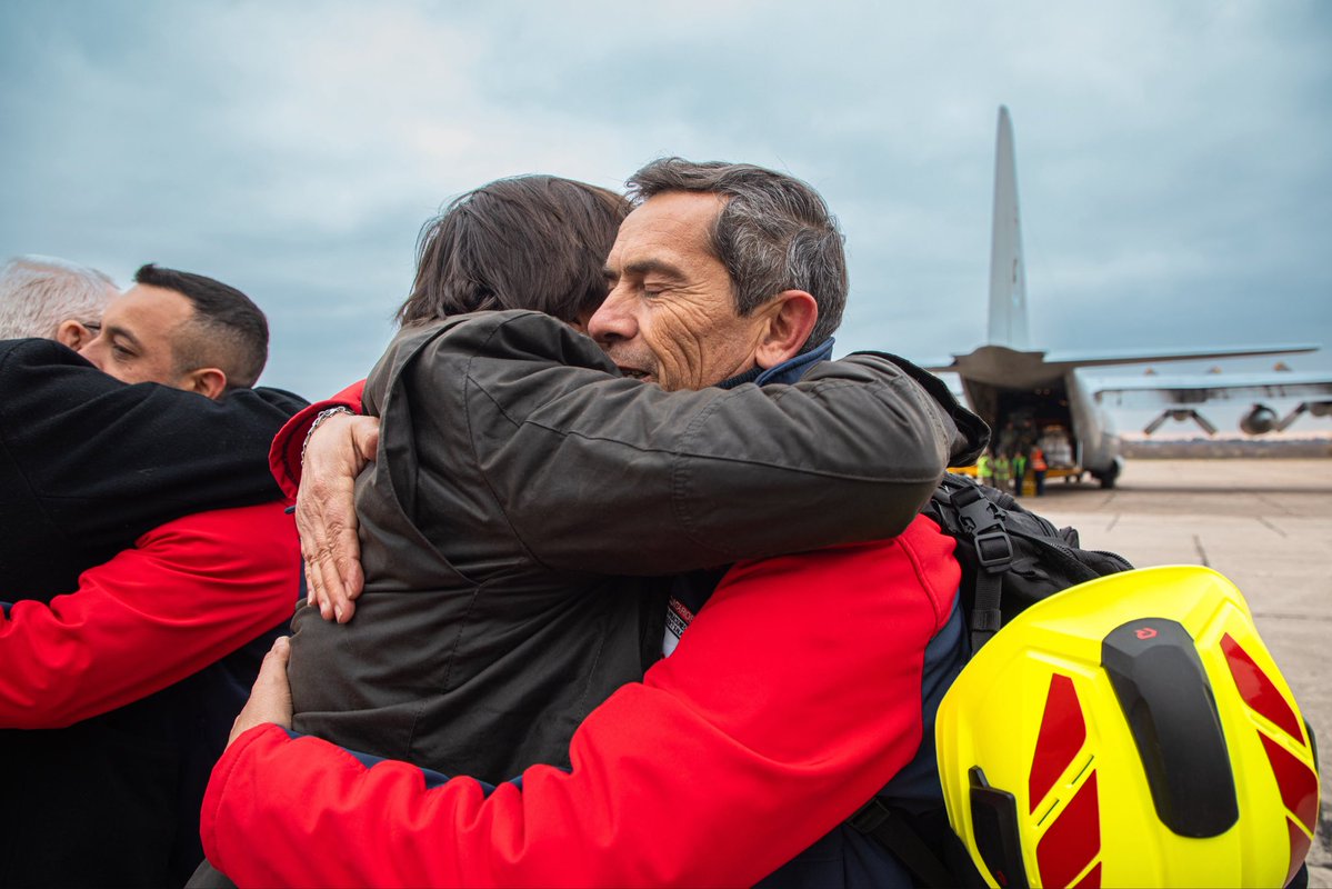 AFE_Arg's tweet photo. Desde la Base Aérea de El Palomar partieron las brigadas USAR argentinas rumbo a Venezuela para relevar a los equipos desplegados y dar continuidad a las tareas de búsqueda y rescate en las zonas afectadas.

Con profesionalismo y compromiso, nuestros rescatistas representan a la Argentina trabajando de manera coordinada con equipos de distintos países.