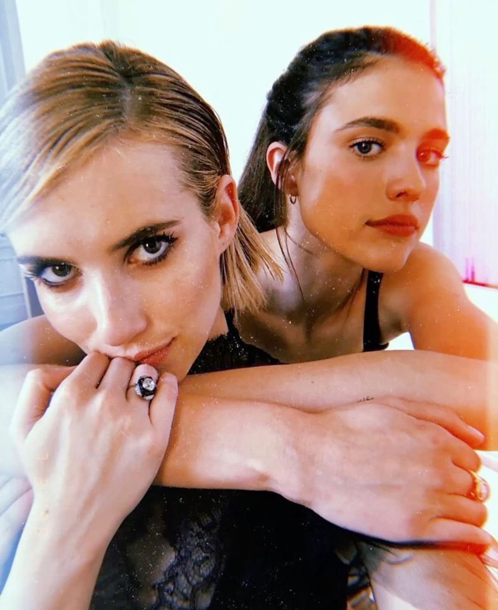 TheCinesthetic's tweet photo. emma roberts and margaret qualley 📸 https://t.co/FzWuOnD69G