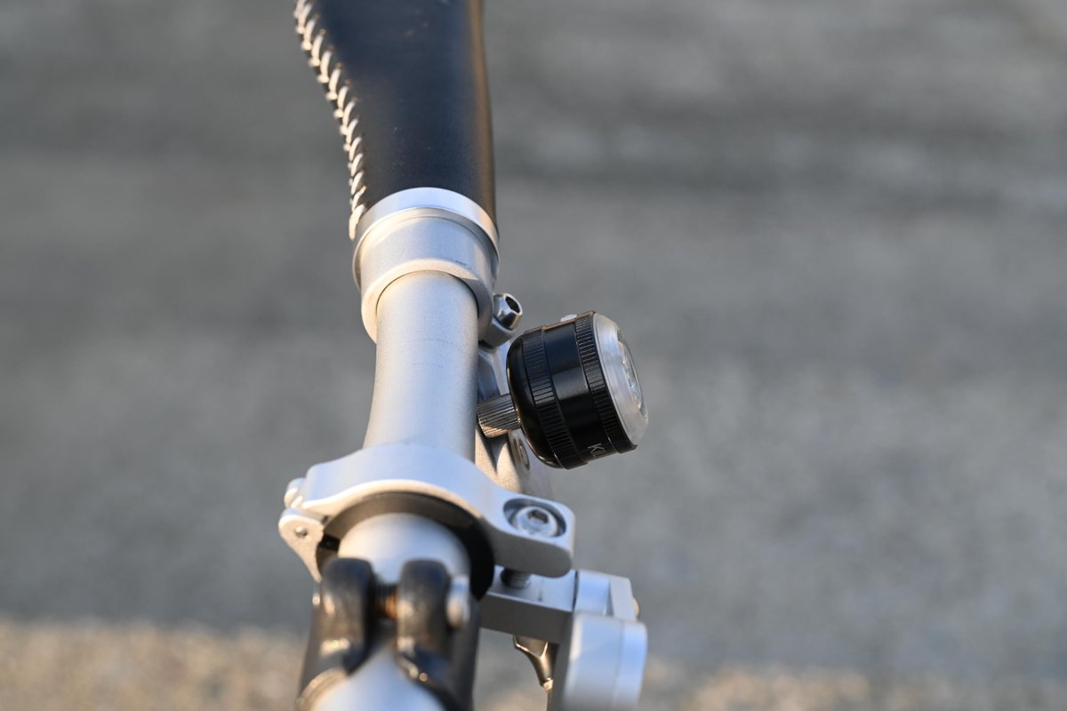 フロントバッグ装着時、バッグ下のライト操作が少し面倒なBROMPTON 