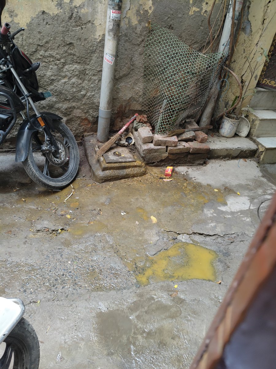 IndreshS44's tweet photo. @MCDdelhi @gupta_rekha @PMOIndia Ye halat hai bjp ke karyakarta ke ghar ke bahar. Apna ghar saaf nhi hota, desh ko saaf karne ki baat karte hai or vote maangte hai...shameful... MCD/Rekha ji aap kuch karenge ya hum narq mai hi rahe..ye Marwaha ji ka area hai opp.shadi ram mandir https://t.co/P7AzjIrYy5