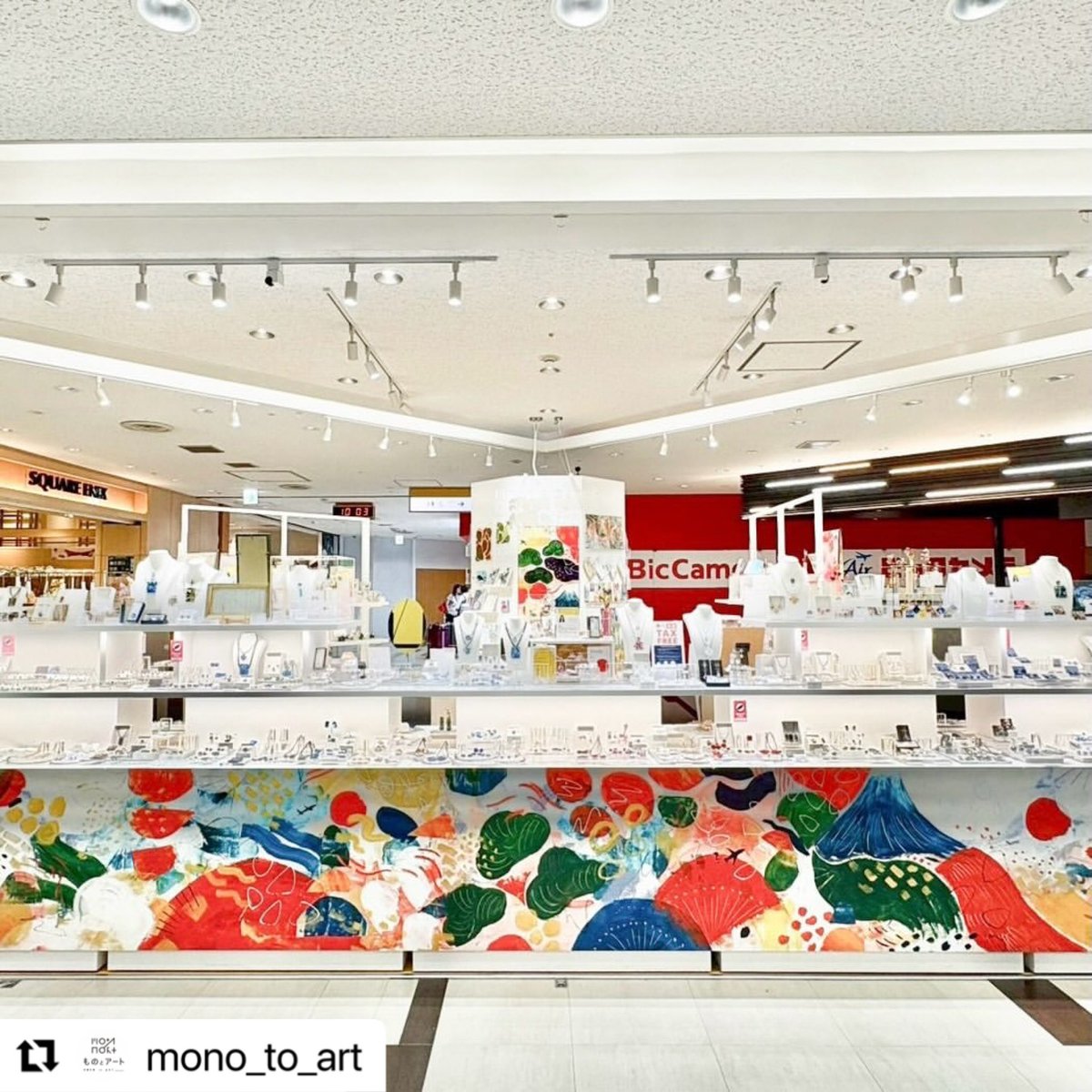 fukumuraglass's tweet photo. 「ものとアート」店頭風景
7月1日に2周年を迎えた
成田空港第2ターミナル店の様子です✈️
旅や日本をモチーフに彩色した明るい店内では、手描き彩色のパスポートケースやブックカバーなど…📚
おみやげにもぴったりな
空港ならではのアイテムが豊富にご覧いただけます✨ https://t.co/8HRapxuS8j