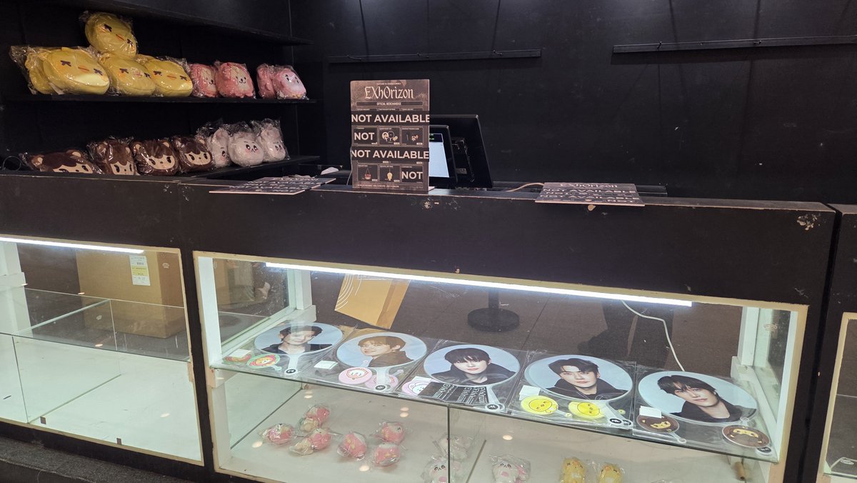 pulpliveworld's tweet photo. 📢 The Official Merch Booth is now inside, located at the Coral Way Lobby, Ground Floor! 🛍️🖤

Only SUPER LIMITED stocks remain, so be sure to secure your fave items once you're inside SM Mall of Asia Arena. Don't miss your chance! ✨

#EXO #엑소 #weareoneEXO #EXOPLANET #EXhOrizon #EXhOrizoninMANILA @weareoneEXO