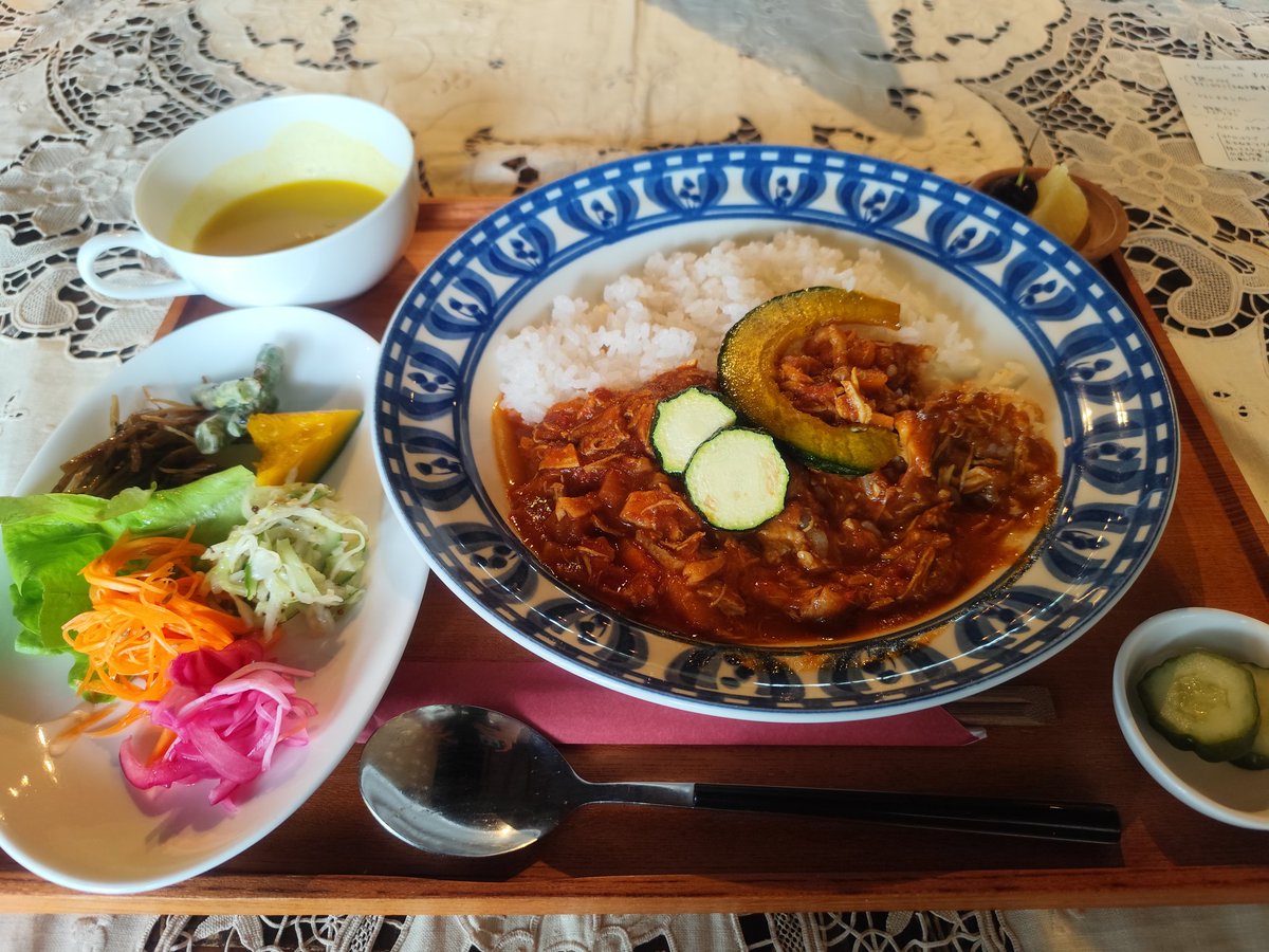 amagilog's tweet photo. 伊豆には個人経営の不定休の美味しいお店が結構あるんです
何回か通うと店主さんと仲良くなれたりします
本日は近所の「もんさん」というお店に来ています😊
営業日はインスタにあげていますので伊豆に来た際はチェックしてみてください
https://t.co/esm7skBSS7 https://t.co/nh3nHdsFGn