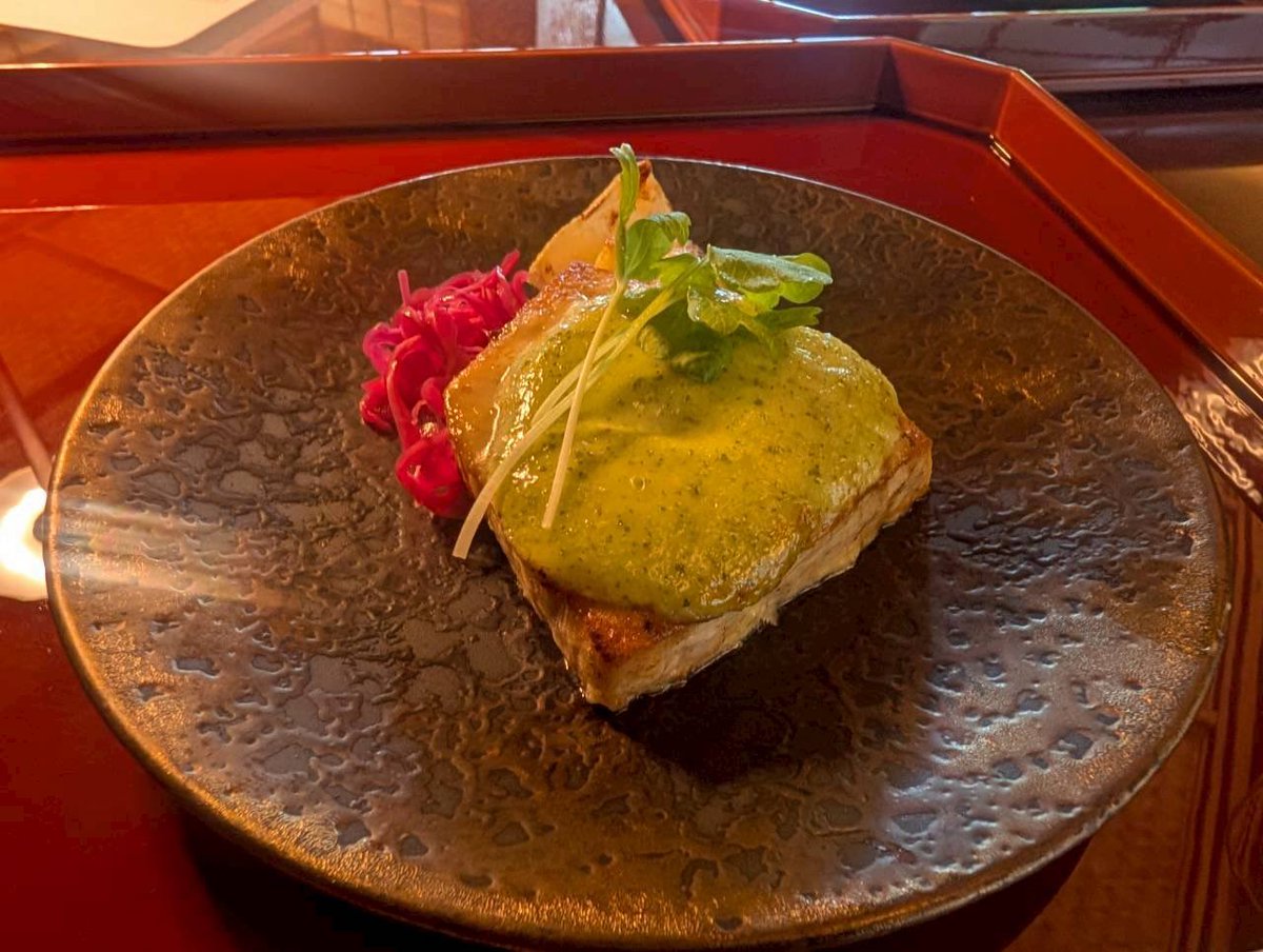 Nozz61's tweet photo. メーター級の鯛が釣れた。ヒットルアーはサスケ140(嘘) https://t.co/Uxgcp3x2hn