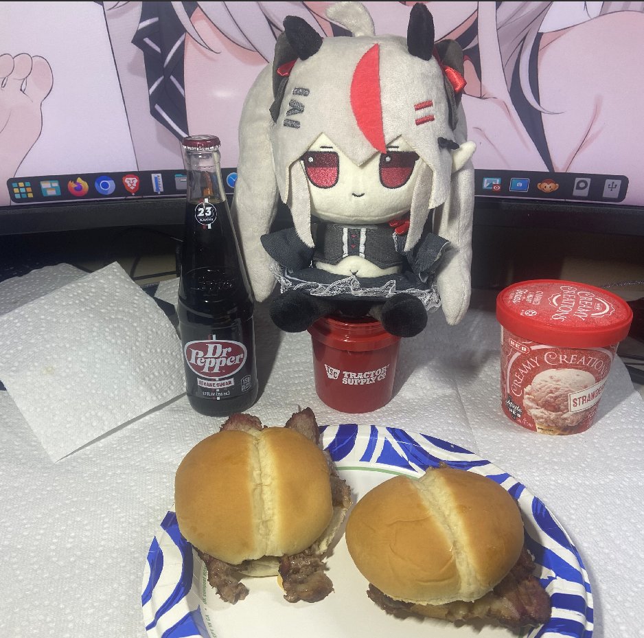 TTULangGenius's tweet photo. #WemiFBA Happy 4th of July, everyone!
Brisket sandwiches, HEB Strawberry ice cream, Dr. Pepper in a glass bottle, and a Tractor Supply mini bucket! I love my home country (and Wemi, my honorary American KamiOshi)! https://t.co/GtI6heLSsk