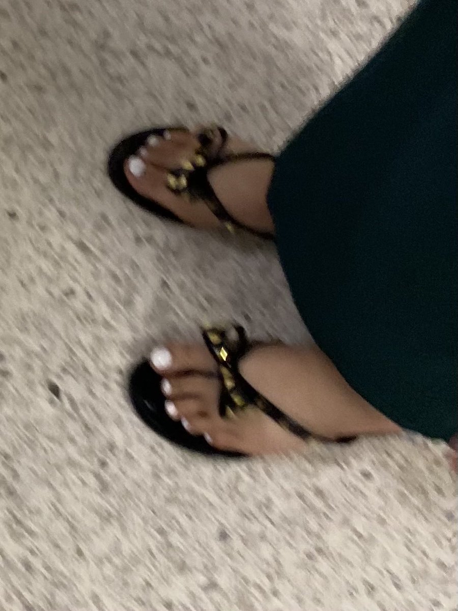 WhyWhy528's tweet photo. White Toes Thin Sandal Wearer 2 https://t.co/rYFUdxbtl5