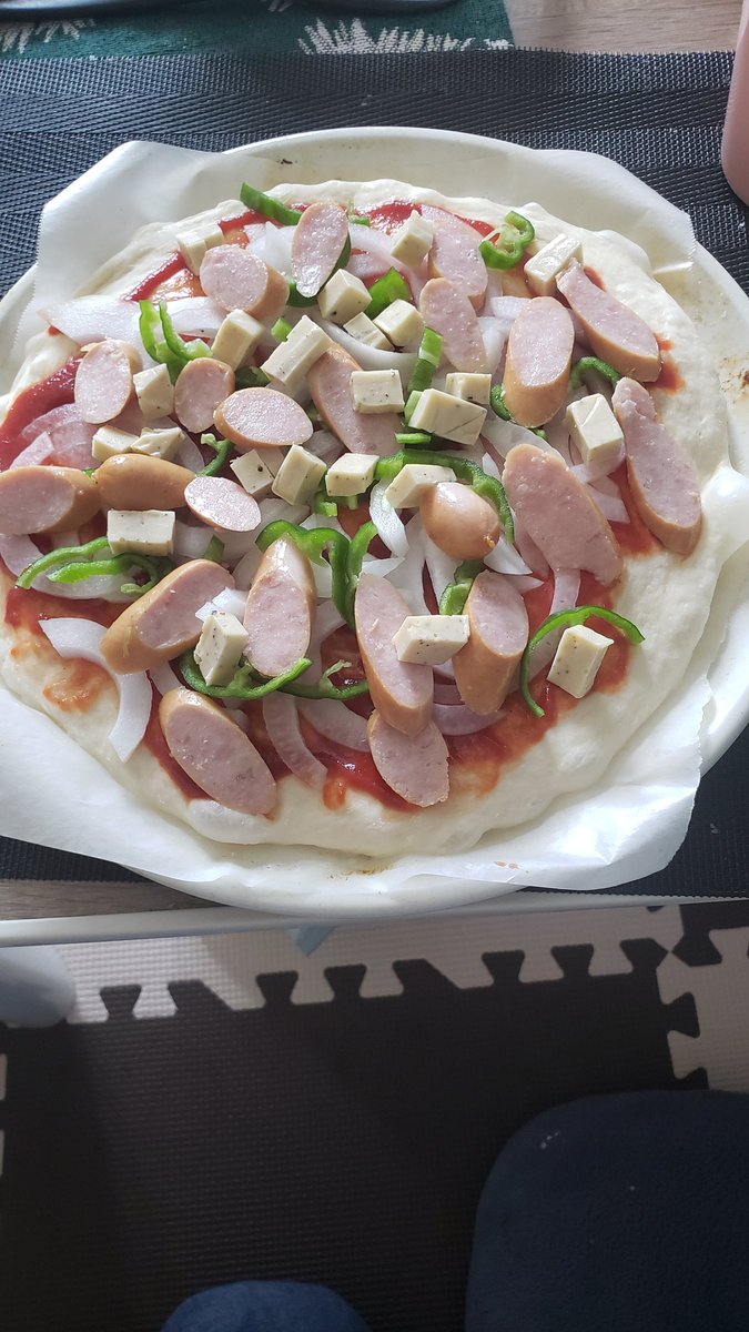 KtccYu's tweet photo. ピザ生地を作りピザを焼きました。
ピザ生地には自家製バジル、タイム、ローズマリーをオリーブオイルに漬けてニンニクも入れたハーブオイルを練り込みました。
＃ピザ
＃自家製ハーブオイル https://t.co/Cm3WL4g0il