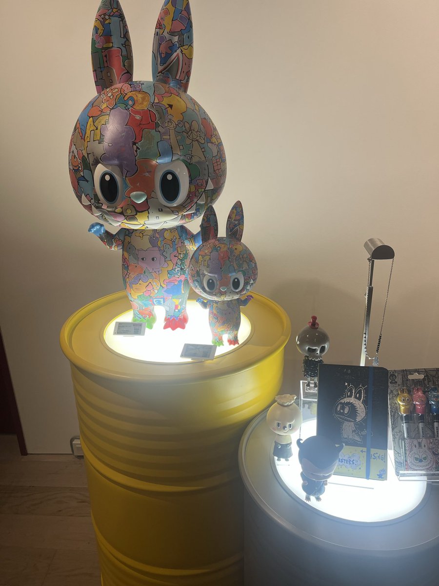 ojyou6366's tweet photo. 麻布台ヒルズの「THE MONSTERS 10周年記念展 東京」に行って来ました❣️
ラブブいっぱい居て可愛い😍
サンリオコラボも全部あるし可愛いすぎ🥰
#POPMART #LABUBU #麻布 #ヒルズ #ポップマート https://t.co/0fyp4hHLhQ