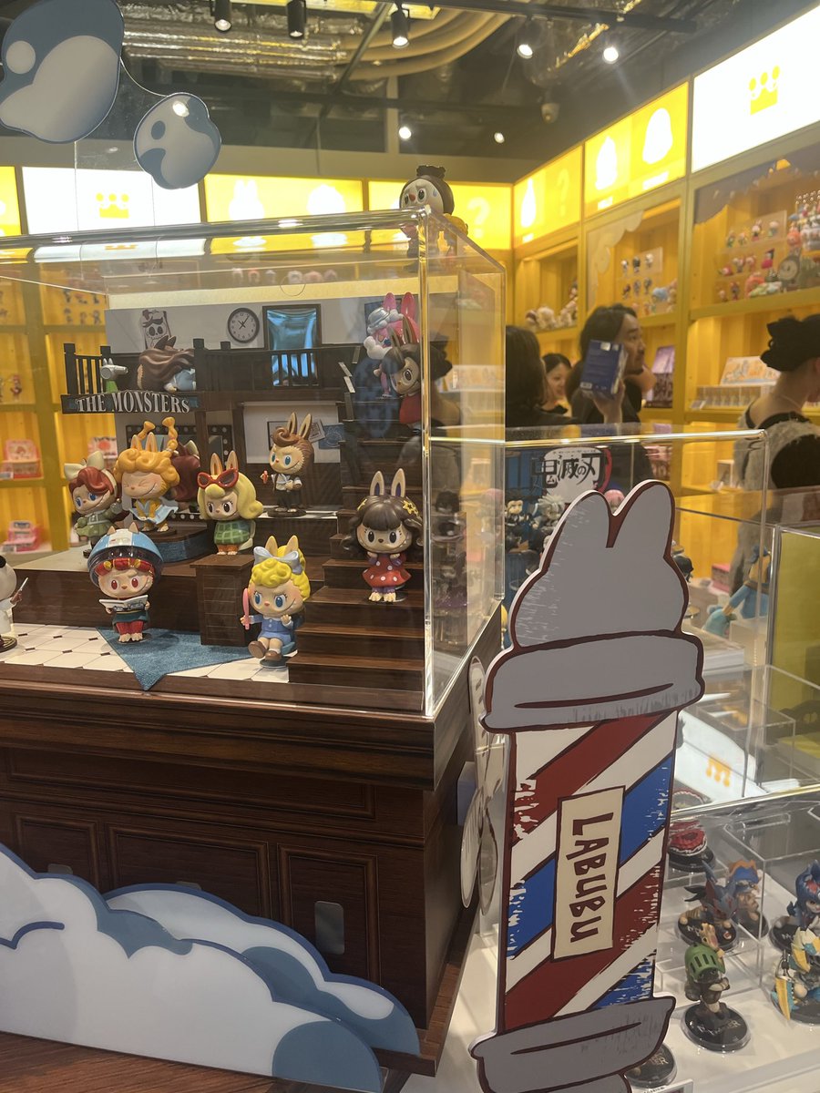 ojyou6366's tweet photo. 麻布台ヒルズの「THE MONSTERS 10周年記念展 東京」に行って来ました❣️
ラブブいっぱい居て可愛い😍
サンリオコラボも全部あるし可愛いすぎ🥰
#POPMART #LABUBU #麻布 #ヒルズ #ポップマート https://t.co/0fyp4hHLhQ