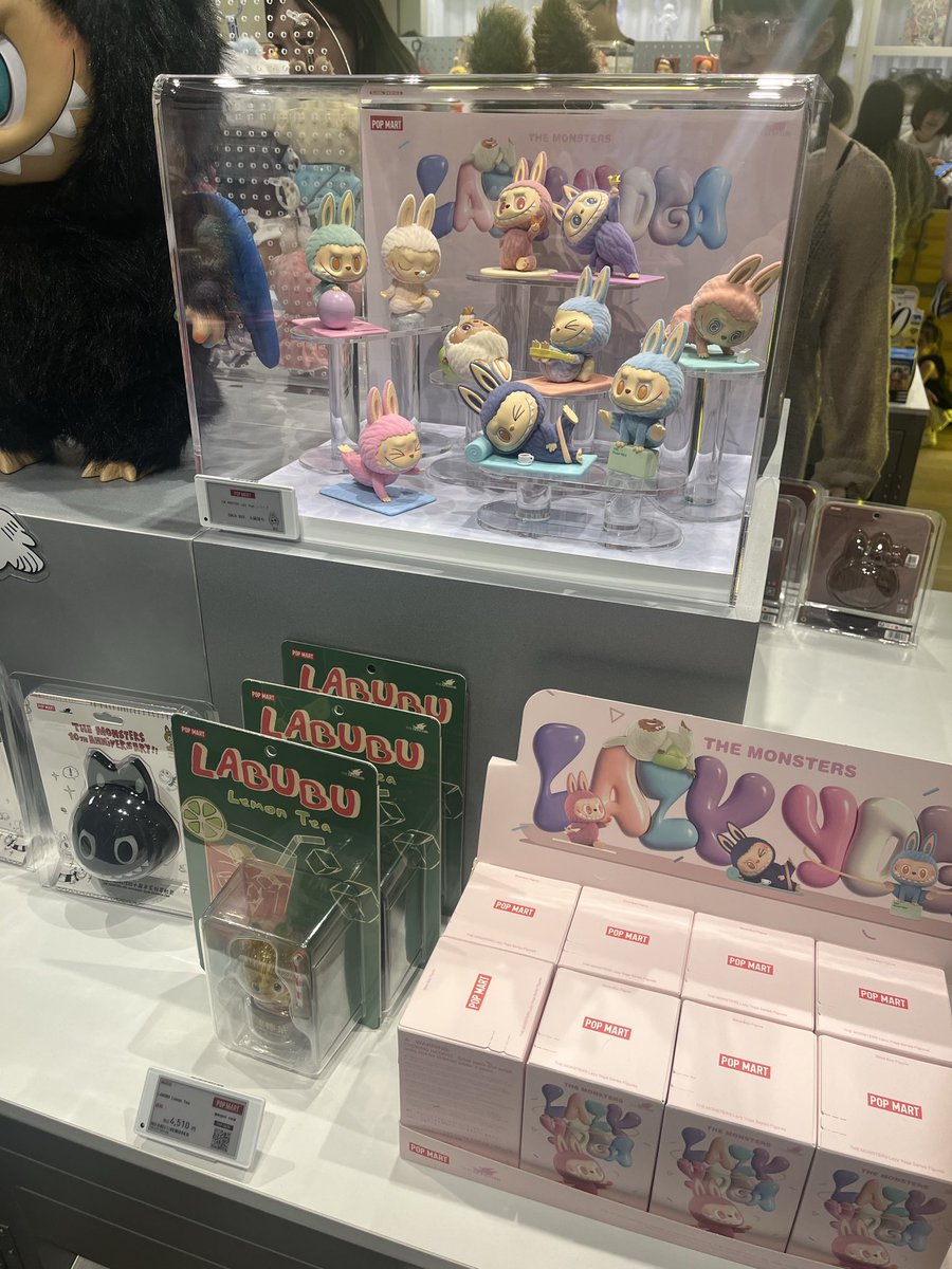 ojyou6366's tweet photo. 麻布台ヒルズの「THE MONSTERS 10周年記念展 東京」に行って来ました❣️
ラブブいっぱい居て可愛い😍
サンリオコラボも全部あるし可愛いすぎ🥰
#POPMART #LABUBU #麻布 #ヒルズ #ポップマート https://t.co/0fyp4hHLhQ