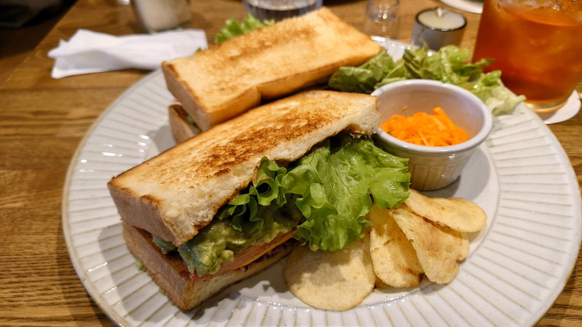 kyakyaemon's tweet photo. 念願の夜勤明けのんびりモーニング(  ¯꒳​¯ )ᐝ🍞
と言っても、なかなか帰れなくてブランチだけど...
これはトマトとアボカドとハムと何かのサンドイッチ。パクチーが入ってた。 https://t.co/RVfEvDmEQi