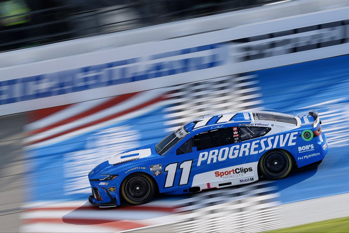 Campeonesnet's tweet photo. #NASCAR en Chicagoland | Hamlin le gana la “pole” ☝️ a Larson por ¡0s001! ⏱️ https://t.co/0qftzB4ZBQ https://t.co/twFW2RsHAv