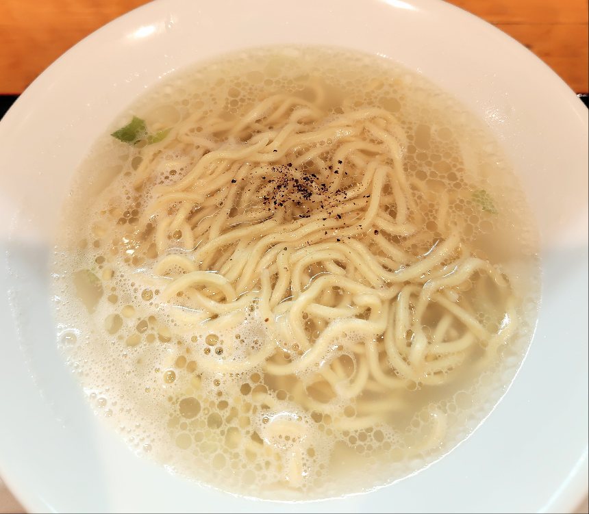 raumen_neko's tweet photo. 藤@三河島。牛骨らーめんver.2（塩）＋豚バラ軟骨の煮込丼。朝ラーに頂き🤤🎵。牛骨スープはコンソメスープを思わせる味わい、超極旨😋🎵丼もトロトロ極美味👼🌈美味ごちそうさまでした🤗🍜🍚✨️ https://t.co/lHOGPM5dfJ