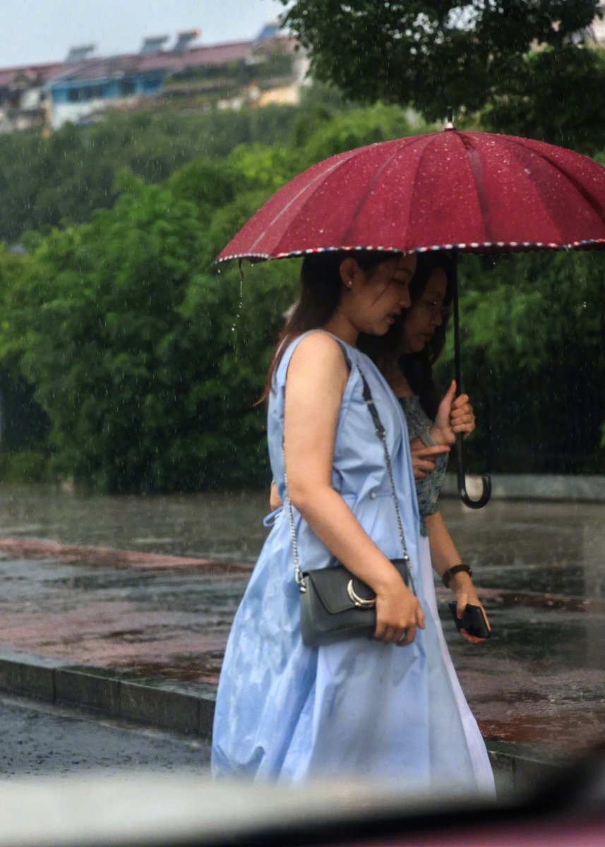 ATuDctu46axzNDy's tweet photo. Just got stuck in the pouring rain on the way to meet friends—my shoes are soaked, hair’s a mess, but the hot cocoa waiting ahead totally lights up this crummy day. https://t.co/OV44VN6PcA