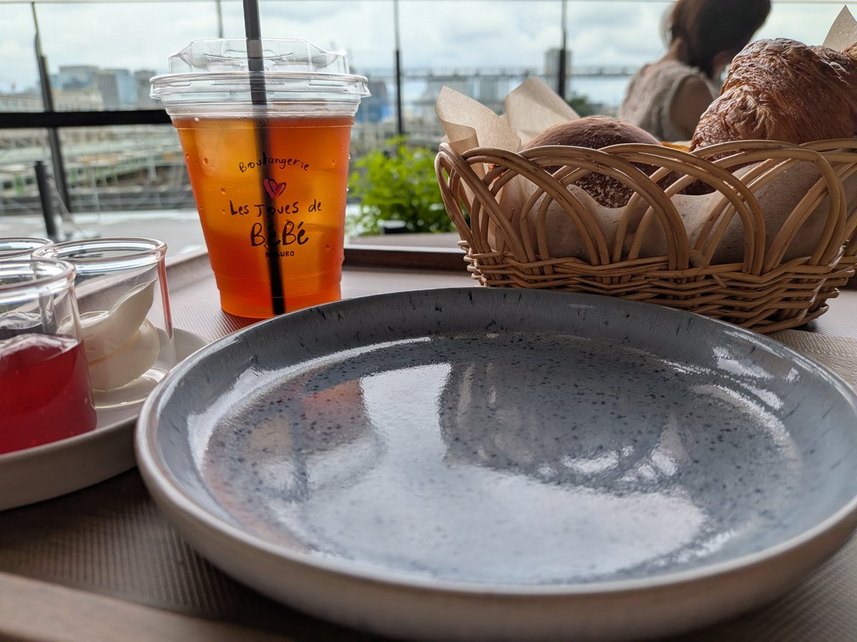 dokabaki's tweet photo. このパンセット4種＋飲みもので1300円はこのロケーションではお得 https://t.co/l0b5IY0Tvp