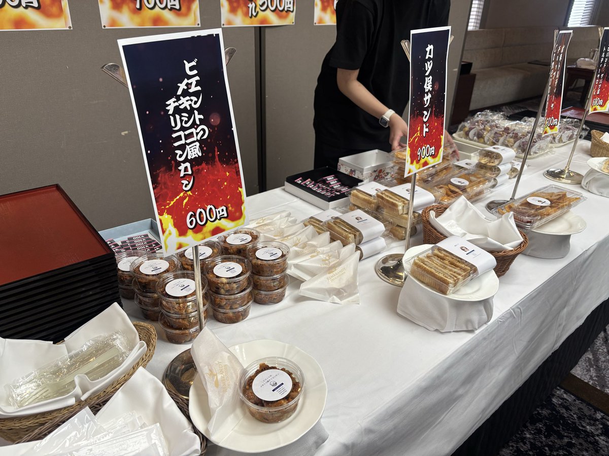 ddtpro's tweet photo. 🍹本日13:00〜神奈川・レンブラントホテル厚木・グランドバンケット相模大会‼️

只今開場中！　ロビーにて特別飲食メニュー販売中！　サイン会にもぜひお立ち寄りください✍️

https://t.co/tUxNfRY5p8
#ddtpro https://t.co/6x3HJYM84o