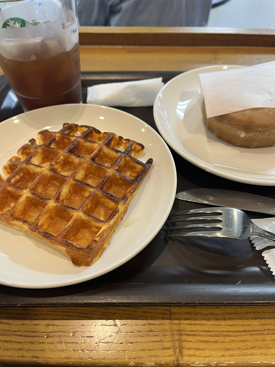 crow625's tweet photo. 空港のスタバでランチ😋
雨がひどくて、早めに行ったつもりが遅めの到着💦
そして有線のイヤホンを忘れてたことに気づきコンビニで購入。痛い出費😭 https://t.co/MyZUhi048s
