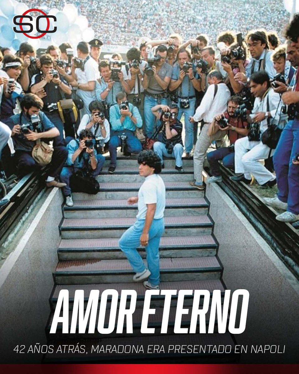 SC_ESPN's tweet photo. 🩵 EL COMIENZO DE UNA HISTORIA DE AMOR ETERNA

🙌 El 5 de julio, pero de 1984, Diego Armando Maradona era presentado como nuevo jugador del Napoli

🏟️ Ante 80.000 personas que colmaron el San Paolo, estadio que hoy lleva el nombre del 10

✍️ El resto es historia... #DiegoEterno https://t.co/xCgZh0NSjk