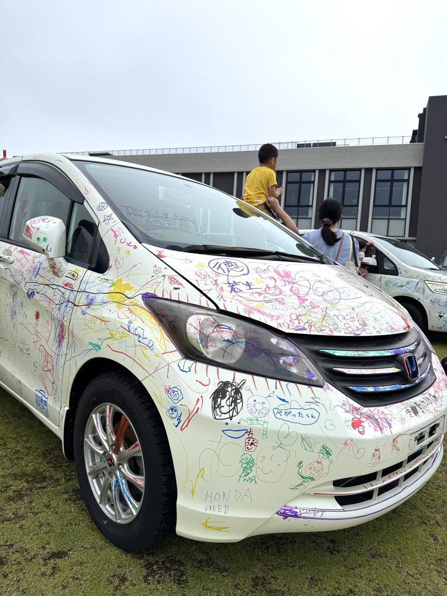 AquaignisSendai's tweet photo. クラシックカーが大集合の「CLASSIC DAY」は本日14:30まで🚗

ベガッ太さんも来場し、イベントを盛り上げてくれていますよ。
廃車を利用した車にお絵描き体験もお子さまに大人気です🙌 https://t.co/zcAaAweZx3