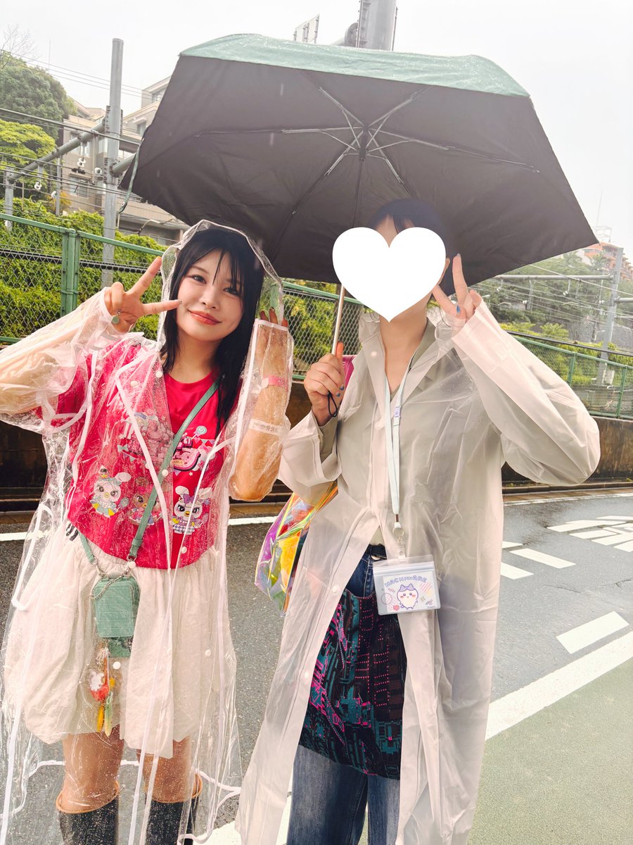 mami137264's tweet photo. #びゅーふる #びゅーフェス
もうびゅーふる終わって1週間とかさみしい🥹

りささんは会場で何度も見かけて、見かける度笑顔で色んな方とお話してたのが印象的でした❤️

私とayamiちゃんは話しかける勇気なくて遠目から見てたけど😂

でも帰りに外にいたから、一緒に写真お願いして撮ってもらえてよかった🥰✨

最初は名乗らず撮ってもらったので、少し警戒？してる風だったけど、むーんずの名刺見せたら「あー！！」みたいな反応してもらえて嬉しかった✨

もちろん認知はされてないけど😂

帰りにもらえたチャームも可愛い🩷
以前いただいてから大好きになったひげ茶もありがとうございました✨