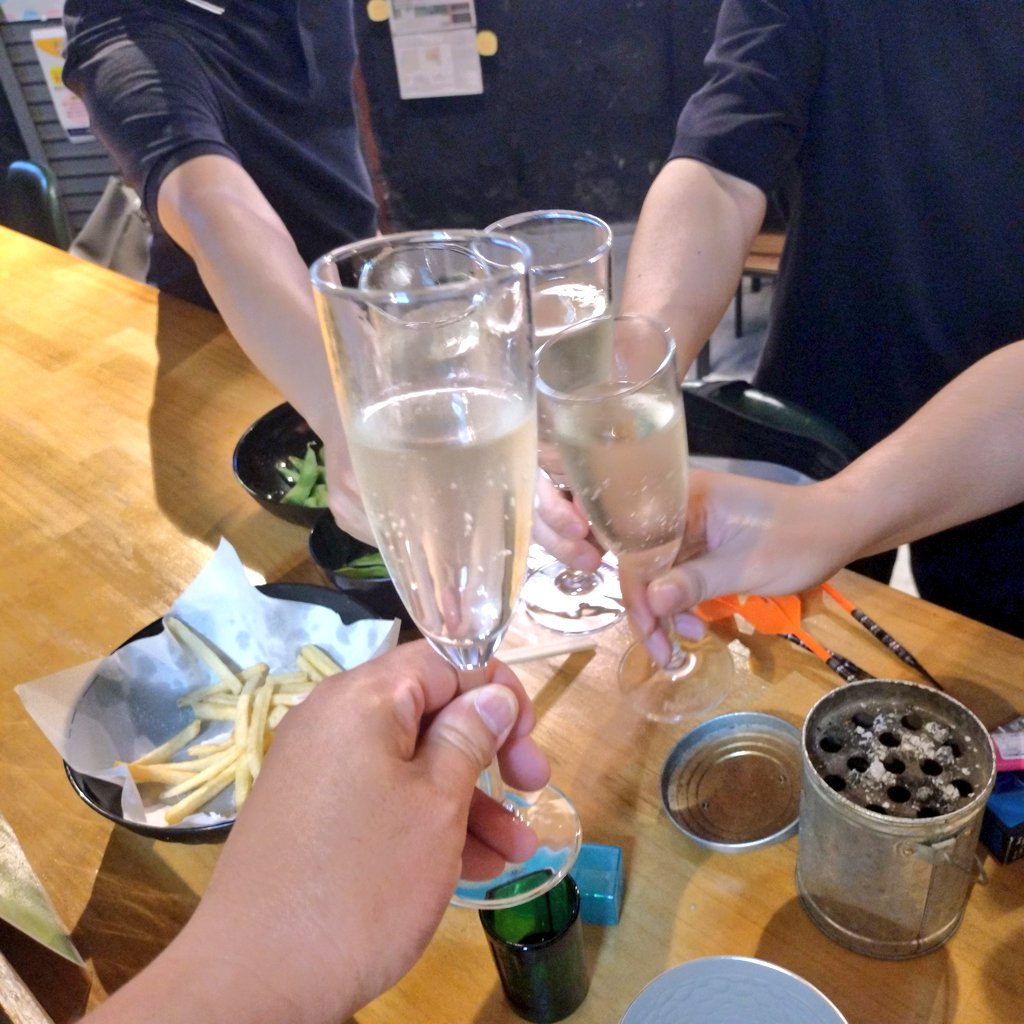 Noatime0108's tweet photo. 本日DLOご参加の皆様、楽しんですかー😆
ノアタイムからは二組参加しておりますよ♪
今回スタッフ一同はお留守番の為、14時よりオープンです🎯

ご新規様大歓迎✨
のんびり休日の自由時間をノアタイムで楽しみましょう!

#ダーツバー 
#投げ放題あり 
#初心者大歓迎 https://t.co/tKBRqZ6aEA
