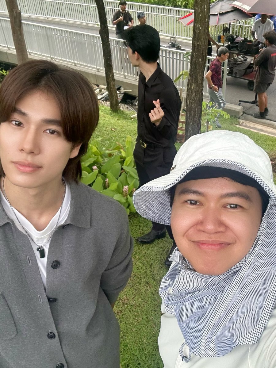 befoxt's tweet photo. คุณ ผกก. ลงhbdภูวิน แล้วน้องคนข้างหลังไม่ลืมที่จะ 🫰🏻 https://t.co/bdZRD5j8NE