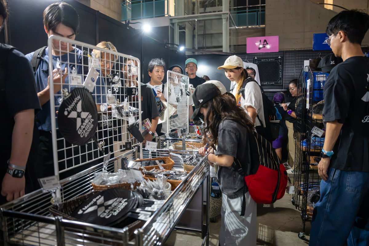 XGamesJPN's tweet photo. 大会公式グッズは本日も会場内オフィシャルストアで販売しています🙌

すでに売り切れとなっている商品もございますので、お目当てのグッズがある方はぜひお早めに🏃💨

現在の販売状況は投稿の3枚目をご確認ください！
※7月5日（日）12:00時点

大会ロゴ入りのTシャツやキャップをはじめ、山口歴さんとのコラボTシャツ、2026年限定デザインの公式スケートデッキ、公式ガイドブックなど、この会場でしか手に入らないアイテムが盛りだくさん✨

観戦の記念に、ぜひオフィシャルストアへお立ち寄りください！

X Games Chiba 2026
📅 7月5日（日）
📍 幕張メッセ
🎫 当日券販売中

#XGames #XGamesJapan #XGamesChiba #公式グッズ #幕張メッセ
