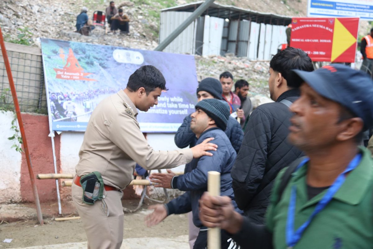Gbl_Police's tweet photo. #SANJY2026.
"Serving with compassion, protecting with dedication."
#JKPolicePersonnel extend a #HelpingHand to #ShriAmarnathJiYatries, assisting the #Elderly and supporting #Pilgrims every step of their sacred journey to the #HolyCave.
#GanderbalPolice.
@Dhama_IPS https://t.co/lkaWODfDRk