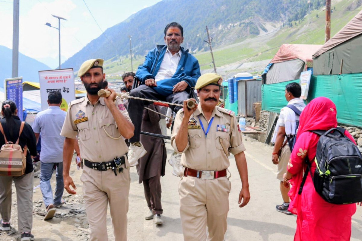 Gbl_Police's tweet photo. #SANJY2026.
"Serving with compassion, protecting with dedication."
#JKPolicePersonnel extend a #HelpingHand to #ShriAmarnathJiYatries, assisting the #Elderly and supporting #Pilgrims every step of their sacred journey to the #HolyCave.
#GanderbalPolice.
@Dhama_IPS https://t.co/lkaWODfDRk