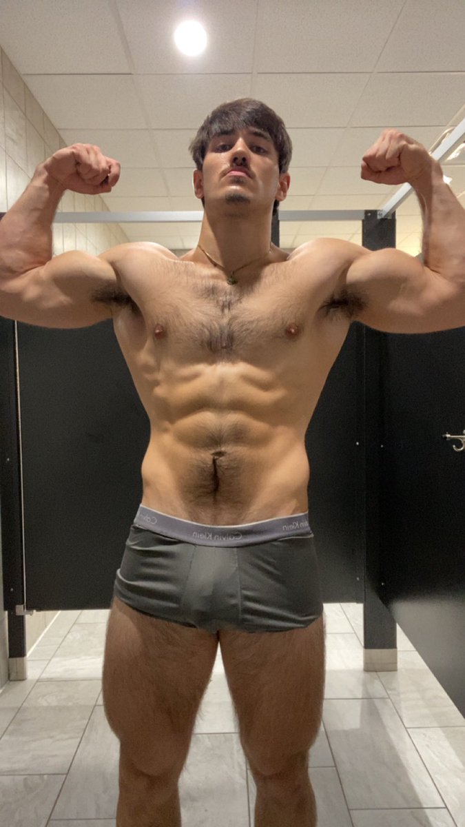 tonyainttny's tweet photo. Chest out, arms pumped, abs carved… everything you worship from your knees https://t.co/bGGU61SyhH