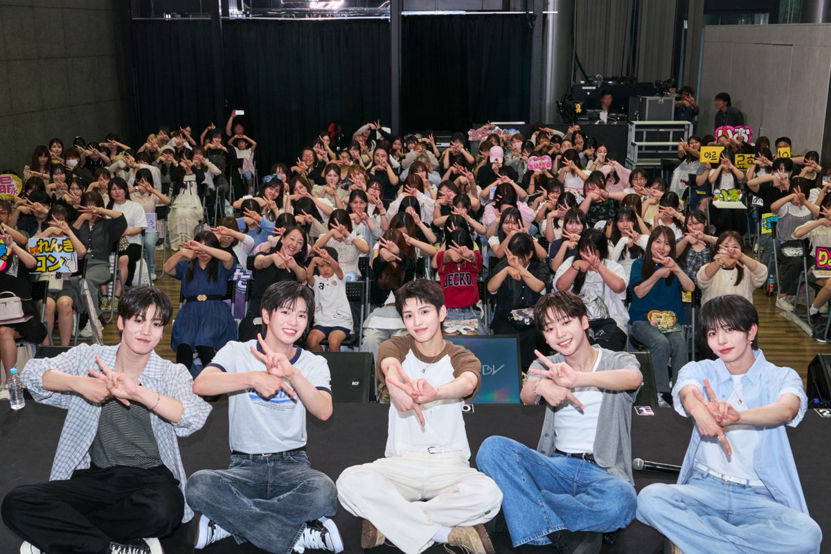 Official_VIBY's tweet photo. ✨✈️ TOMOスナップ 公開 ✈️✨

#VIBY_ABEMA試写会 にて、TOMOと撮影した集合写真を公開📸
ご来場いただいた皆さま、ありがとうございました💫

📍会場：ちゃやまちプラザ

そして！『VIBY 159 Road to 武道館 #4』は、ABEMAにて来週放送🔔

📺 放送予定
7/8(水) 22:00〜

#VIBY #バイビー
#VIBYドキュメンタリー
#VIBY159_Roadto武道館
#ABEMA
