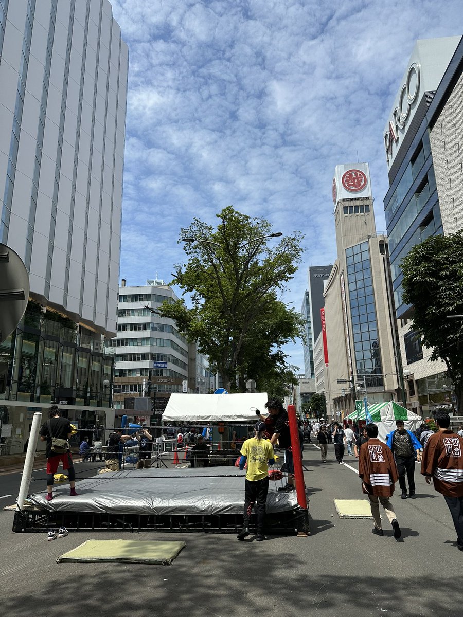 EWA_referees's tweet photo. リング設営、完了しました！

本日この後14時より、4PLA・PARCO前特設リング にて試合開始です。
観戦無料！

今日の札幌、風は涼しいですが日差しが強いので、帽子や日傘などしっかりと熱中症対策の上、ご観戦ください。
#EWAアマチュアプロレス https://t.co/JF0FkZ4lB8