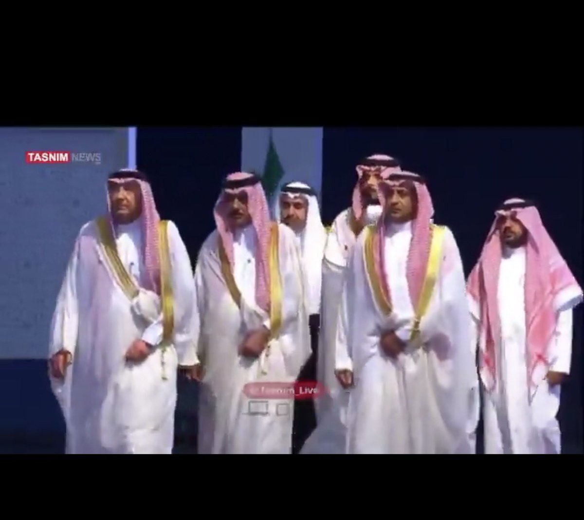 3amriitaljadi's tweet photo. في 
#طهران 
ارتدى #الوفد_السعودي،اللون الأبيض فكانوا رمز للسيرة السعودية العطرة النقية البيضاء ،
ليسوا ممن يلطم ويهكر العقل البشري وليسوا ممن يعكف على قضية مفتعله سودوا بها تأريخ أمم لاتستحق التعتيم، السواد ليس لنا 
لنا البيضاء وفالنا البيضاء وعلمنا أخضر ودربنا أخضر، 
و كما قال 
محمد حبش

"لدى السعودية صبرُ الأرض، وحكمةُ من السماء، وعمقُ البحر" 🇸🇦

وفي يوم الدين (كل نفس بما كسبت رهينة)