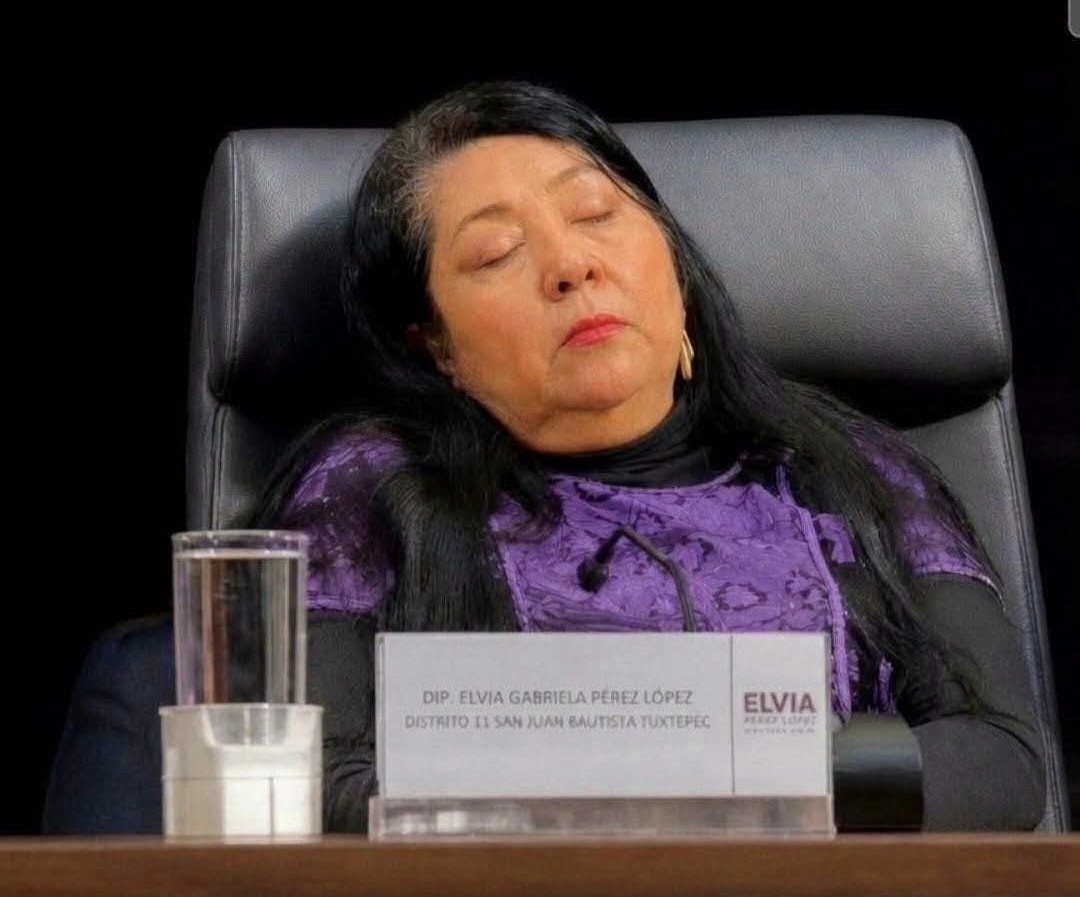 CandyHoneyLiz's tweet photo. Así se ven 200 mil pesos al mes, de nuestras impuestos. https://t.co/WdPfN63zkk