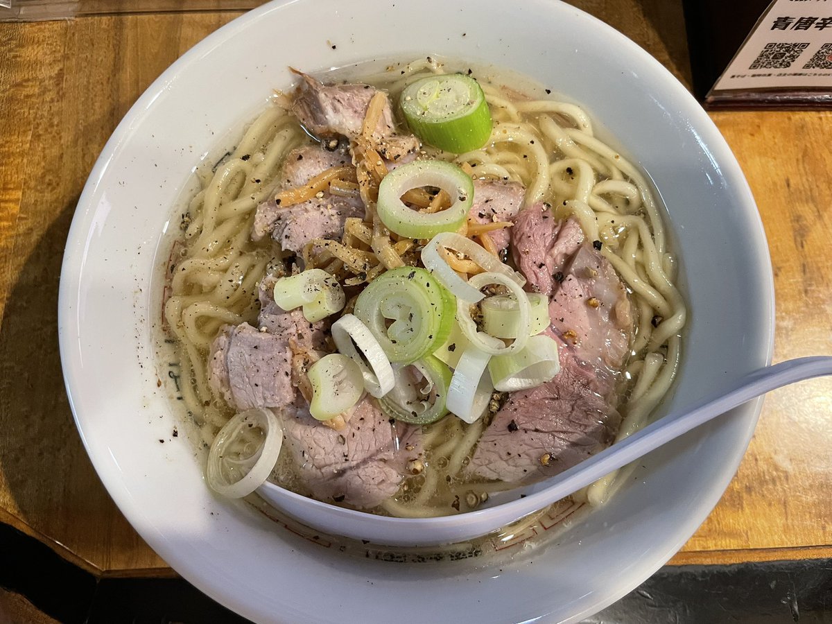 73nori_ramen's tweet photo. 塩そば専門店 桑ばら@池袋。サンデー波無し…ってことで都内麺活！桑ばらの気になってた新メニュー、池袋ホワイト！ワシワシ噛み応え抜群の太麺に挽きたてブラックペッパー香り辛味、たっぷりのネギとチャーシューアクセントのしょっぱウマ塩スープ！これはクセになるやつだわ笑ごちそうさーん！ https://t.co/h648wSVohK