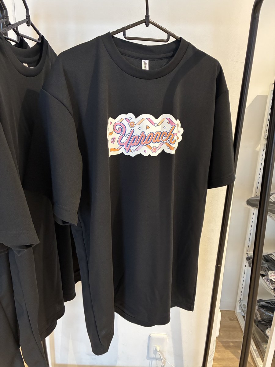 Miraculumparty's tweet photo. MIRACULUM PARTY -Plus POPUP STORE 2026-
最終日オープンしました！

最終日おすすめグッズは
👕ユニット特製ロゴTシャツ👕
全15種　各4,000円

ドライ素材で速乾🌤
サイズサンプルもご用意あります！

本日も13時～チェキ会がスタート！
スケジュールをご確認いただき、是非ご来場ください✨✨ https://t.co/5ZRXnEhmDX