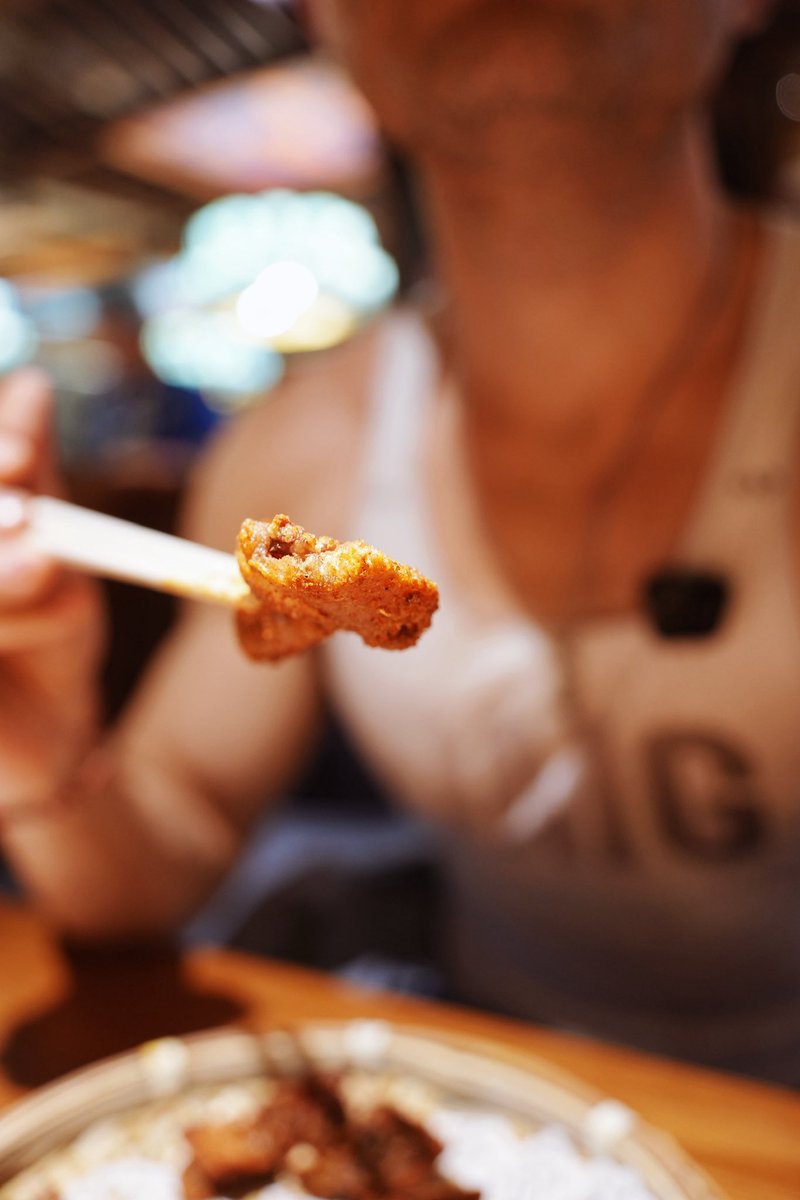 jer_licious's tweet photo. The whole duck undergoes deep frying until it's ultra-crispy; even tiny bones are chewable. All fat and moisture are rendered out of the duck skin completely.

#FoodieLife #foodie https://t.co/HU36yQtNFm