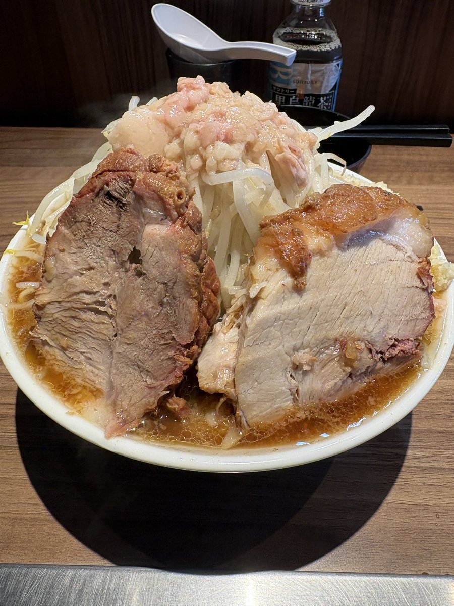 Peropecchan's tweet photo. らーめん菊　@下永谷

小ラーメン+ショウガ+蘭王
ヤサイニンニクアブラ

毎日ラーメン健康生活ラッシュの前に初訪
並々と注がれたスープは決壊止むなし
キリッとしたスープにシャキヤサイ
麺はムチっと豚は非常に食べ応えある
豚増しなくて残念だったが、逆に助かったお腹いっぱい https://t.co/IthNUrF6Mq