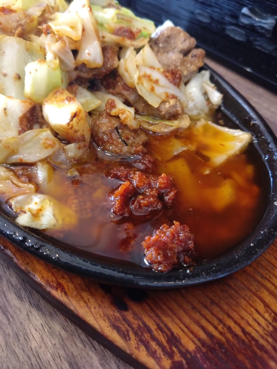 mitchiedarts's tweet photo. 車の安心10検の後は博多ホルモン焼きよかろうもんでホルモン焼き1.5枚で大ライス3杯をぺろり🍚
この出て来た脂に辛味噌たっぷり溶かして食べるのが最高に美味い！ https://t.co/s5UyfWmsVL