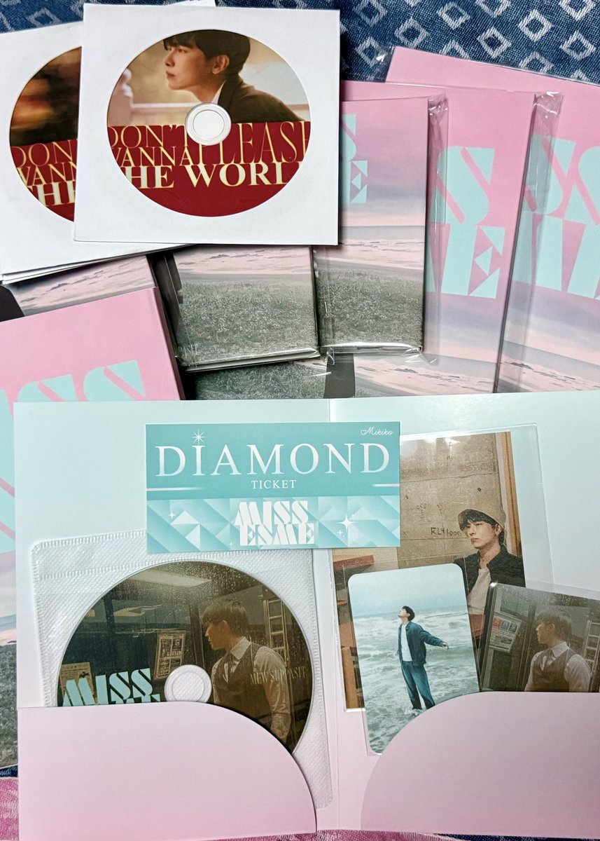 Mikiko10602012's tweet photo. The diamond ticket was inside the “Miss Esme” CD💿💎🎫🥺✨
Thank you so much for the “Don’t Wanna Please the World” CD as well💿🎶✨
See you at your birthday fan meeting next year naka🥰🫶🏻🎂💕✨

#MissEsme
@MSuppasit
#MewSuppasit
#มิวศุภศิษฏ์ https://t.co/1uBSsJYjeq