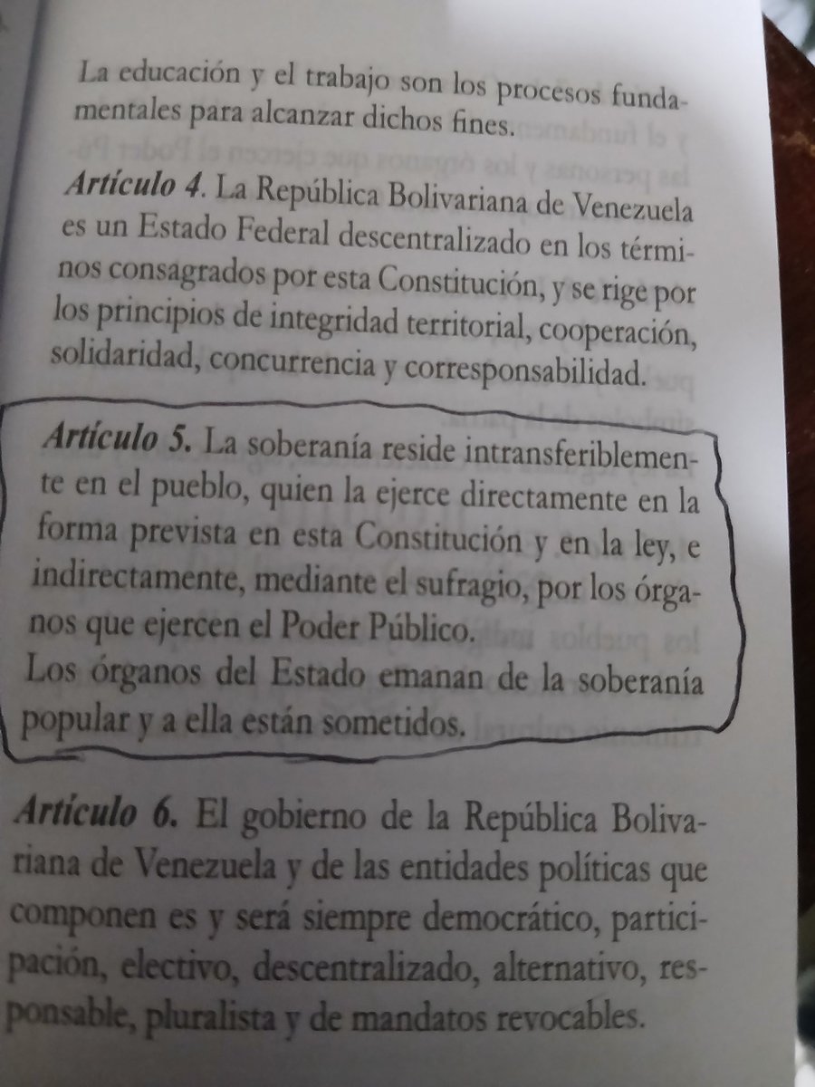 AleidyColl's tweet photo. CRBV Art 5
"La soberanía reside intransferiblemente en el pueblo,quien la ejerce directamente en la forma prevista en esta Constitución y en la Ley,e indirectamente, mediante el sufragio, por los órganos que ejercen el Poder Público.Los órganos del Edo emanan de la soberanía popu https://t.co/Z0KrCg9KSH