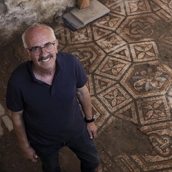 TamgaSanat's tweet photo. İzmir'deki Smyrna Antik Kenti'nde ortaya çıkarılan yaklaşık 1500 yıllık mozaikte yer alan geometrik ve bitkisel motifler, Geç Antik Çağ'ın mimari anlayışı, sanat geleneği ve kent yaşamına ilişkin önemli ipuçları sunuyor. https://t.co/SV7TLueHOm