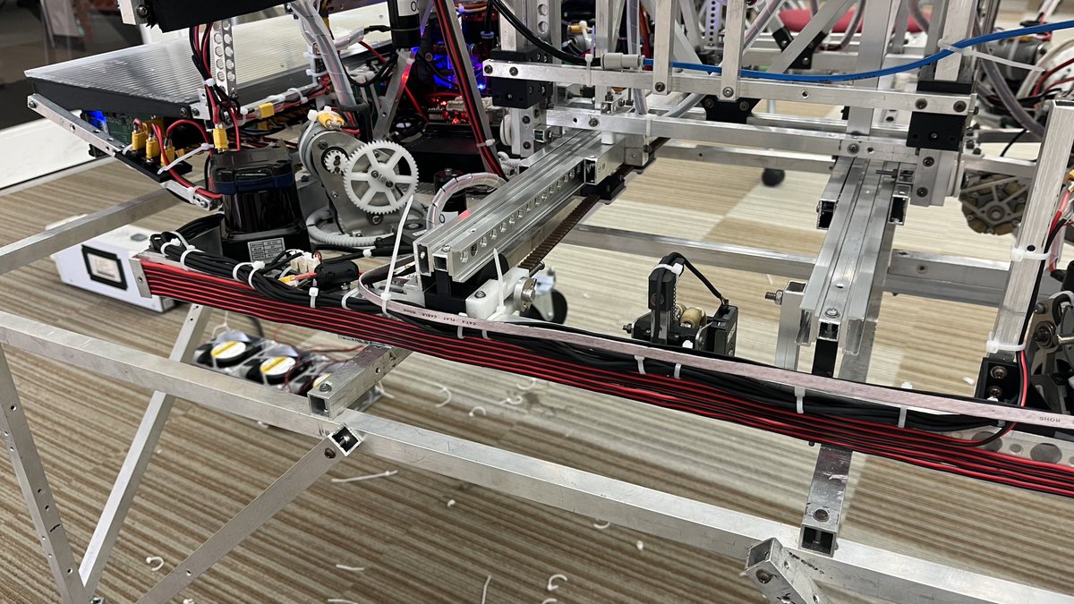 he_robocon's tweet photo. 配線の美しさを語る前に、あなたの作品が見たいなぁ
※去年のマシンです。 https://t.co/N7BVyUnBI2
