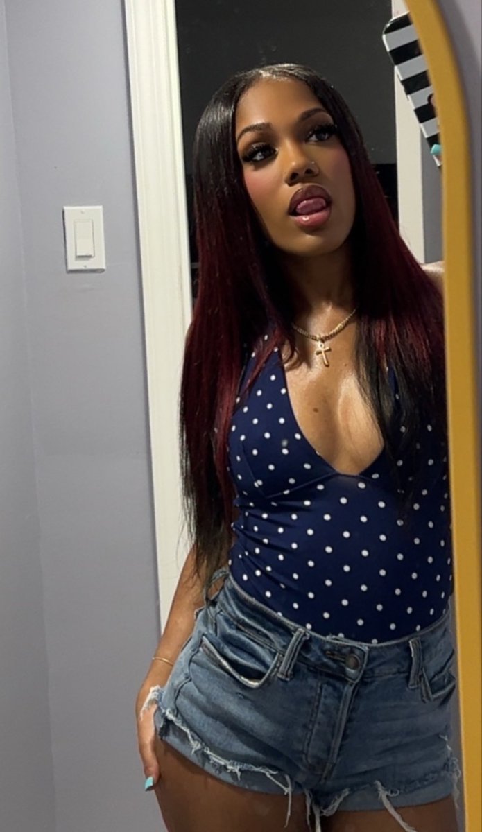LadySB777's tweet photo. She pretty and petite , call her PP🎆🍾 https://t.co/RZAySSs3Z3